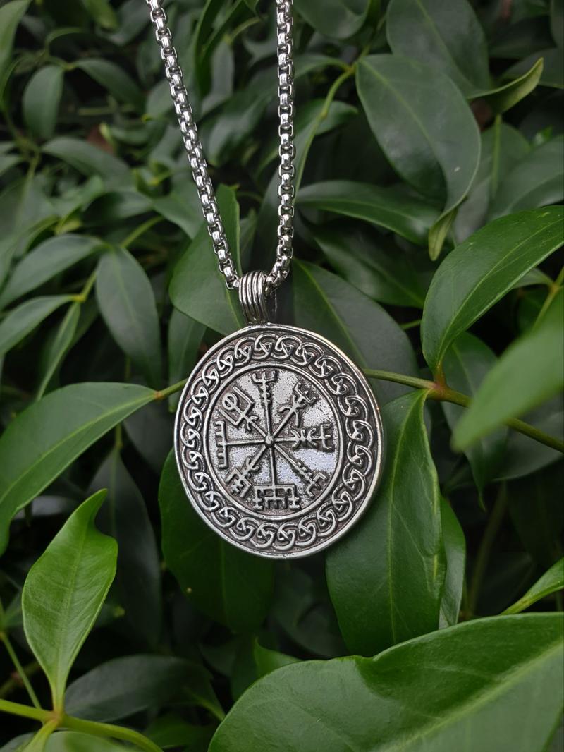 Vegvisír Necklace
